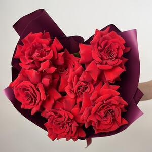 Букет цветов из 7 красных французских роз Бордо