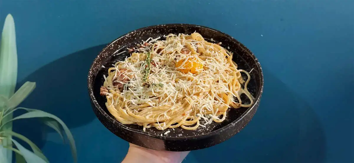 slide-https://cdn.smt.bz/uploads/dish/alt_media/1826446/in-out-carbonara.dp3jngd1zysm..webp