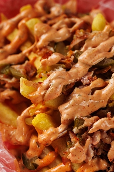 Картофель фри с беконом, огурчиками и фирменным соусом