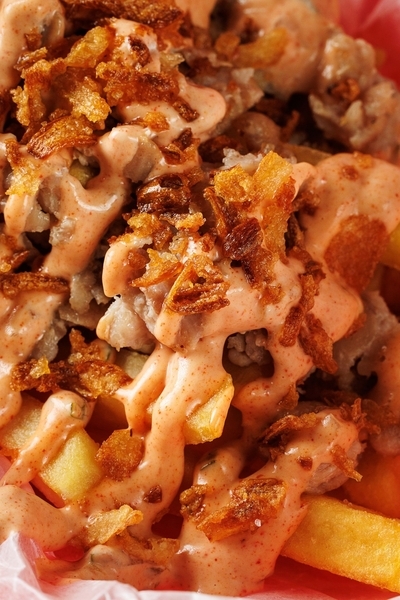 Картофель фри с курицей и соусом карбонара