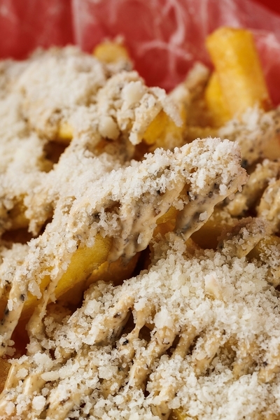 Картофель фри с трюфельным соусом и пармезаном