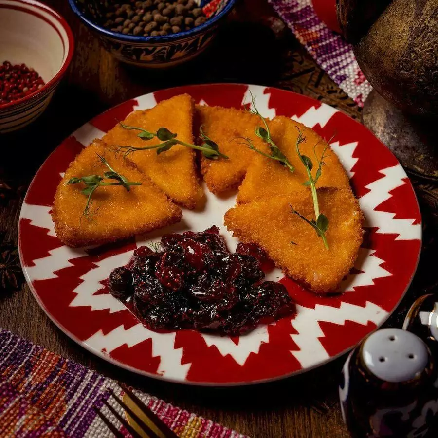 Жареный сулугуни с клюквенным соусом (130/50 гр)