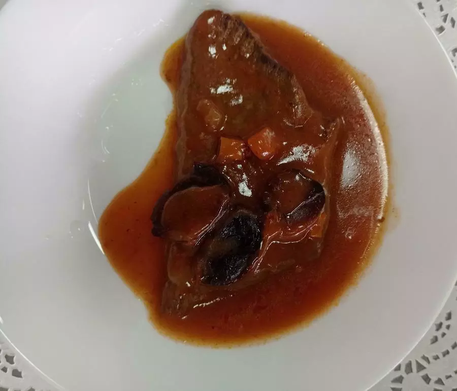 Говядина тушеная с черносливом