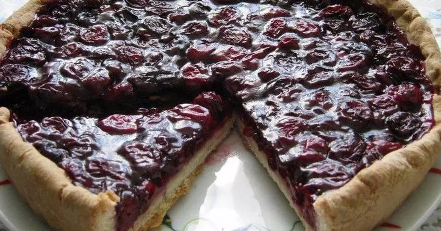 Пирог  из ржаной муки с вишней 1,2 кг