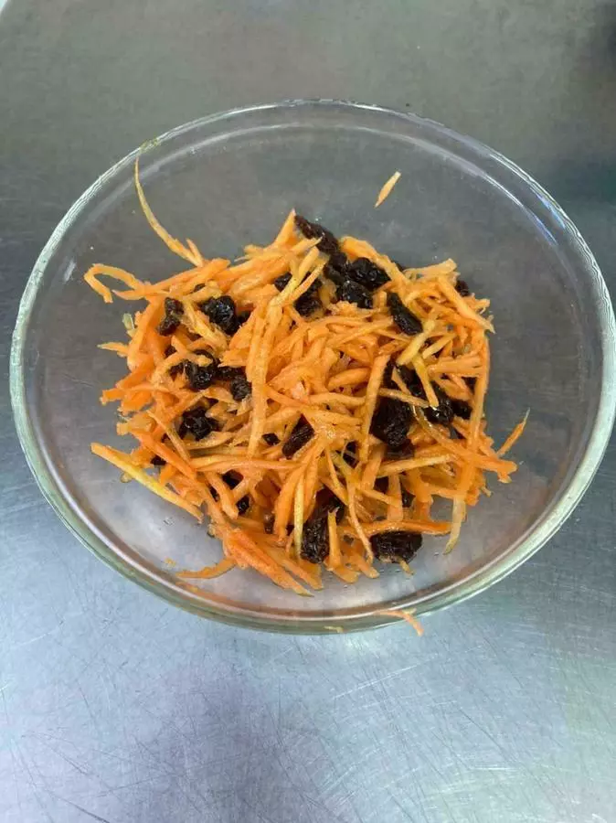 Салат морковь с изюмом