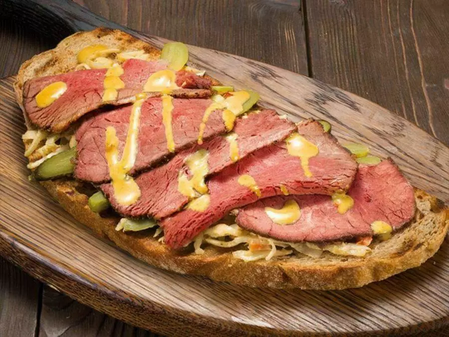 БРУСКЕТТА С РОСТБИФОМ