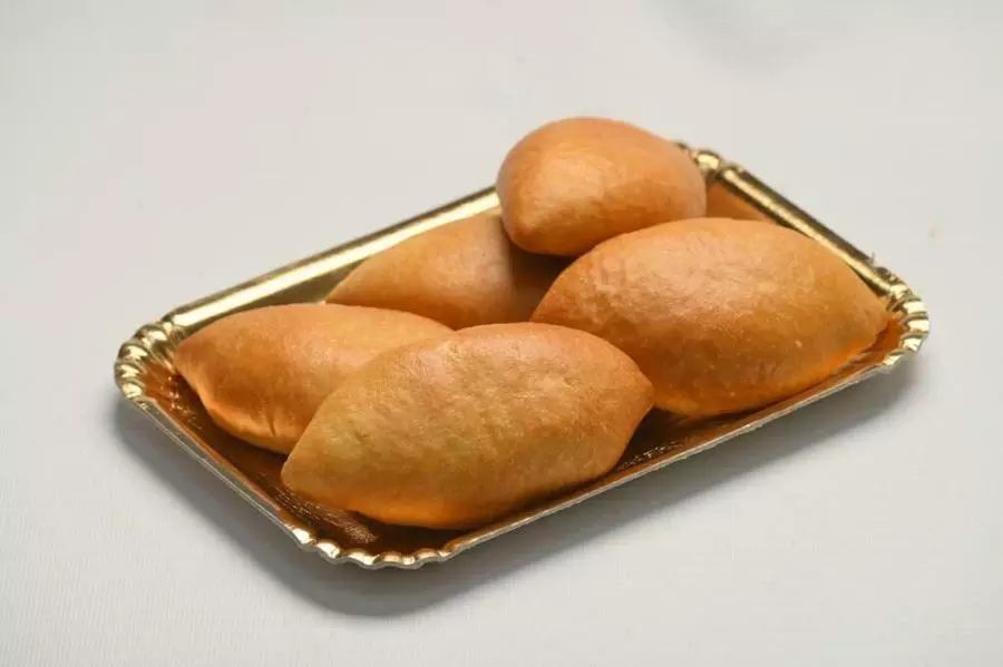 Мини пирожки с брусникой и яблоком 