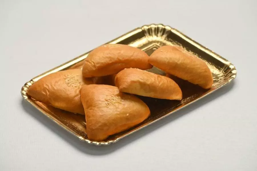Мини пирожок с курицей и сыром 
