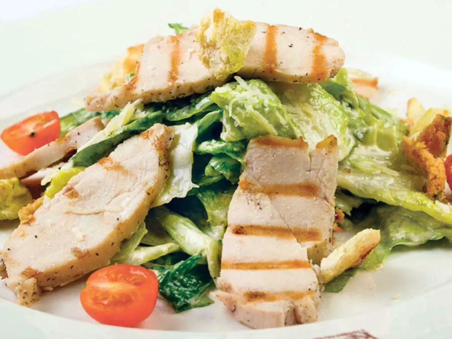 САЛАТ ЦЕЗАРЬ С КУРИЦЕЙ