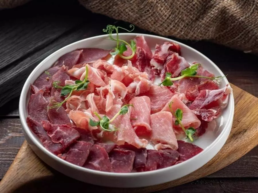 Ассорти сыровяленных деликатесов