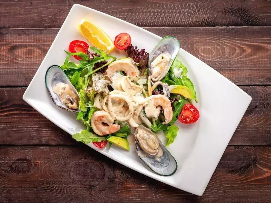 Салат с морепродуктами в сливочном соусе