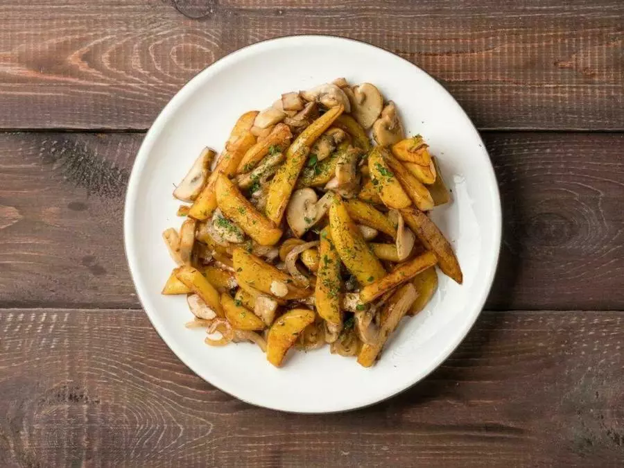 Картофель жареный с грибами и луком