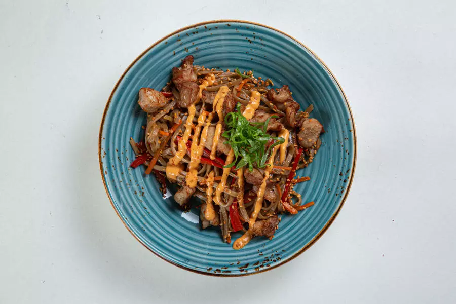Лапша соба с кусочками куриного  филе