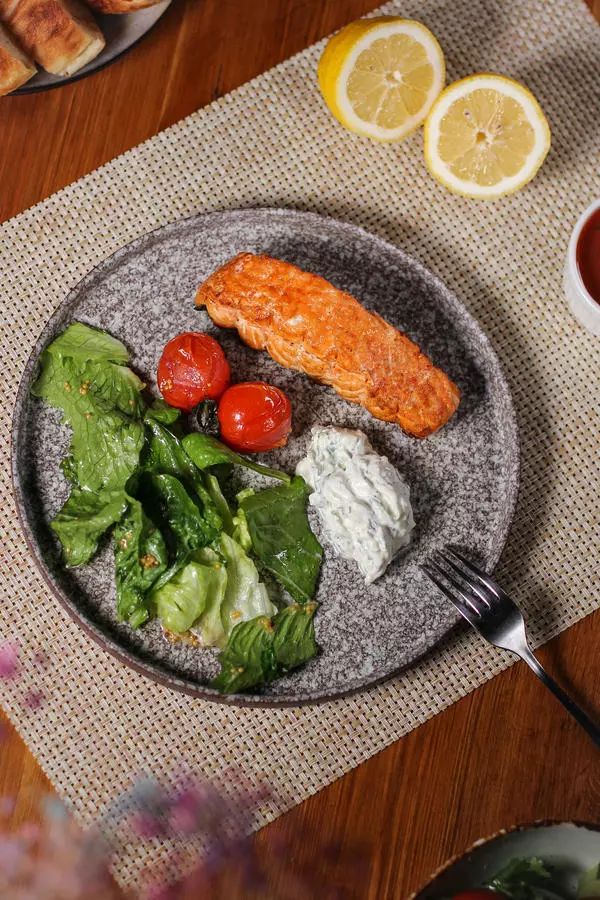 Лосось, томаты, соус дзадзыки