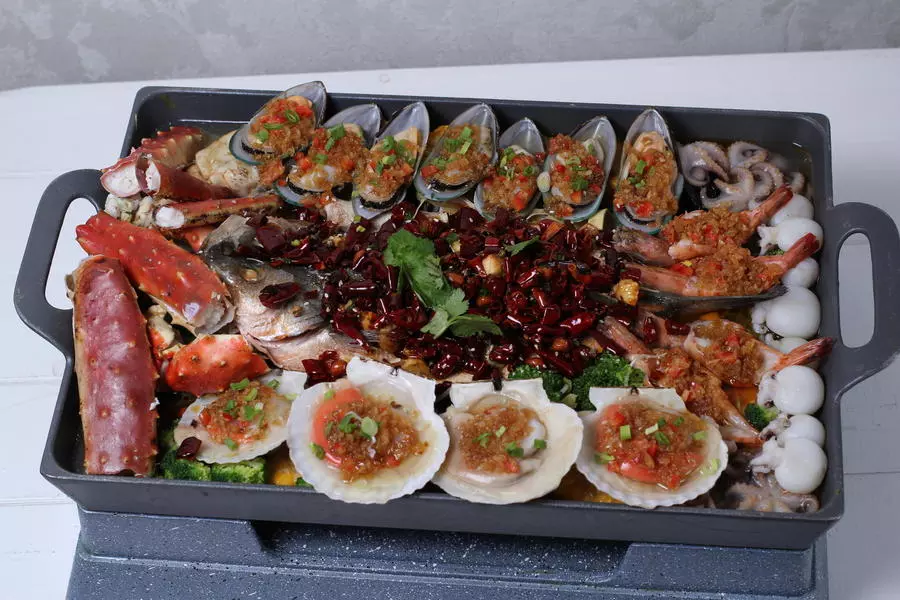 Морепродукты на пару и жареные в остром соусе (4 пер) 海鲜大咖（香辣4人份）