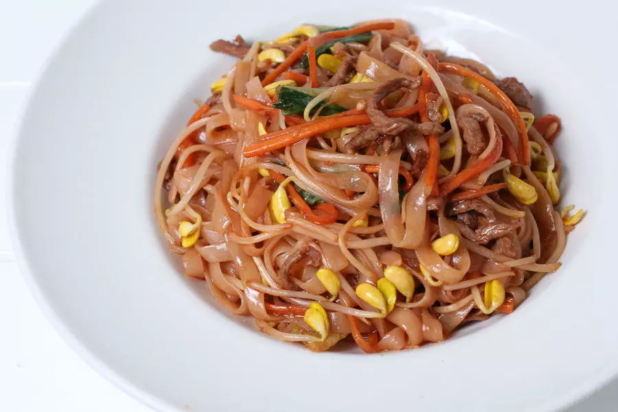 Рисовая лапша с телятиной 牛肉炒河粉