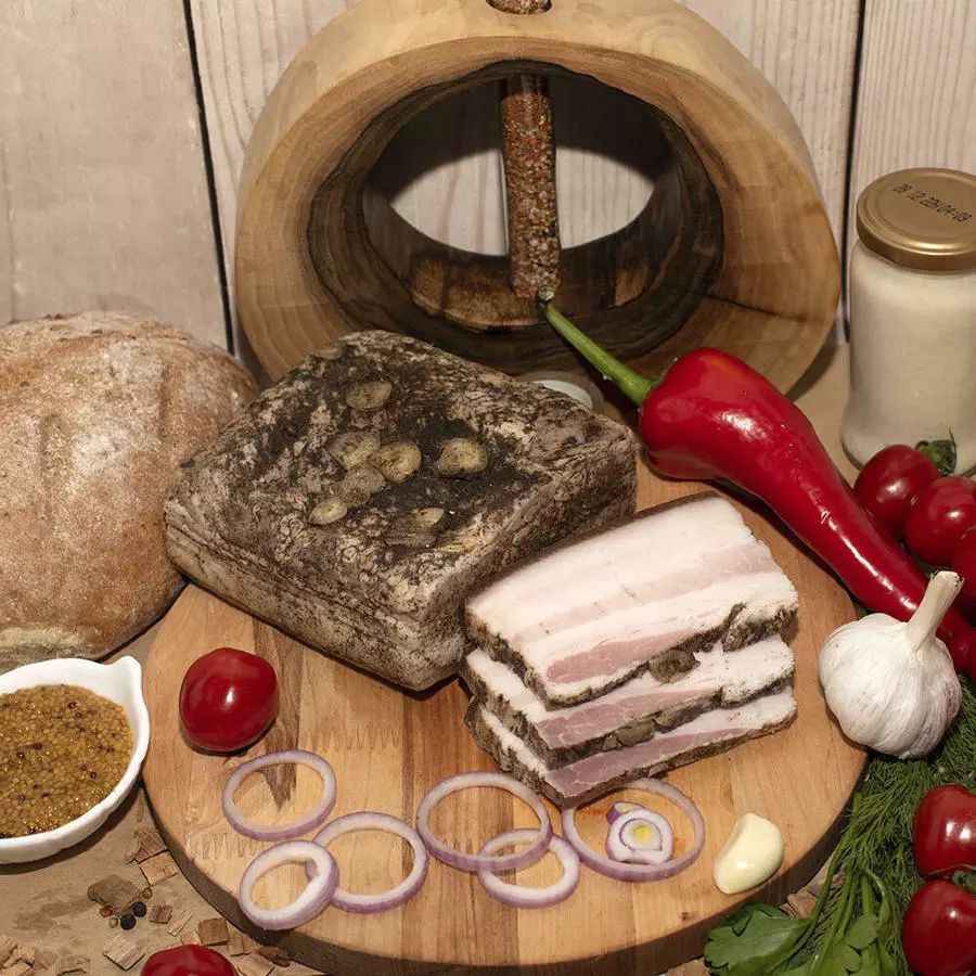 Грудинка соленая со специями