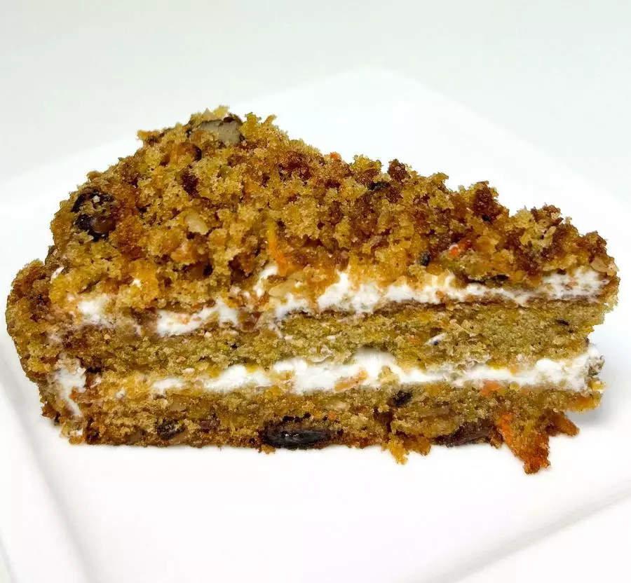 Торт «Морковный с орешками и сухофруктами », порция