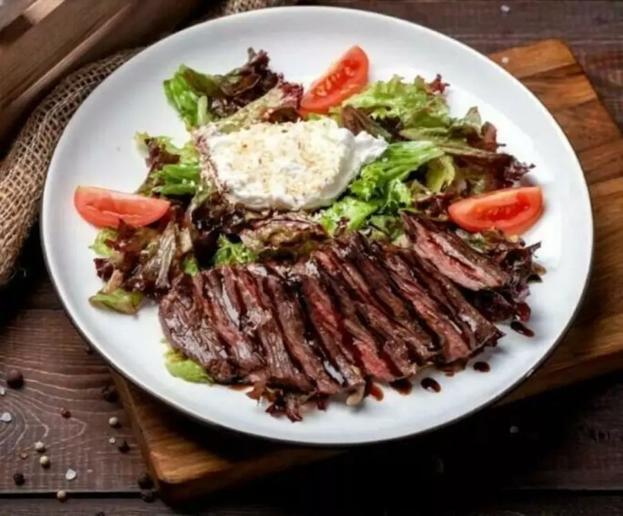 Салат с мраморной говядиной и яйцом пашот