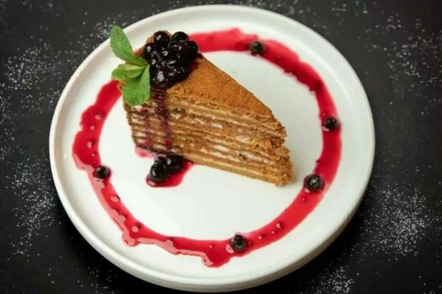 Медовик карамельно-ореховый