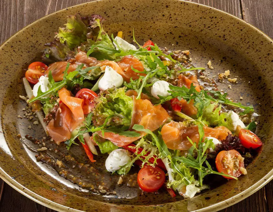 САЛАТ СО СЛАБОСОЛЁНОЙ СЁМГОЙ