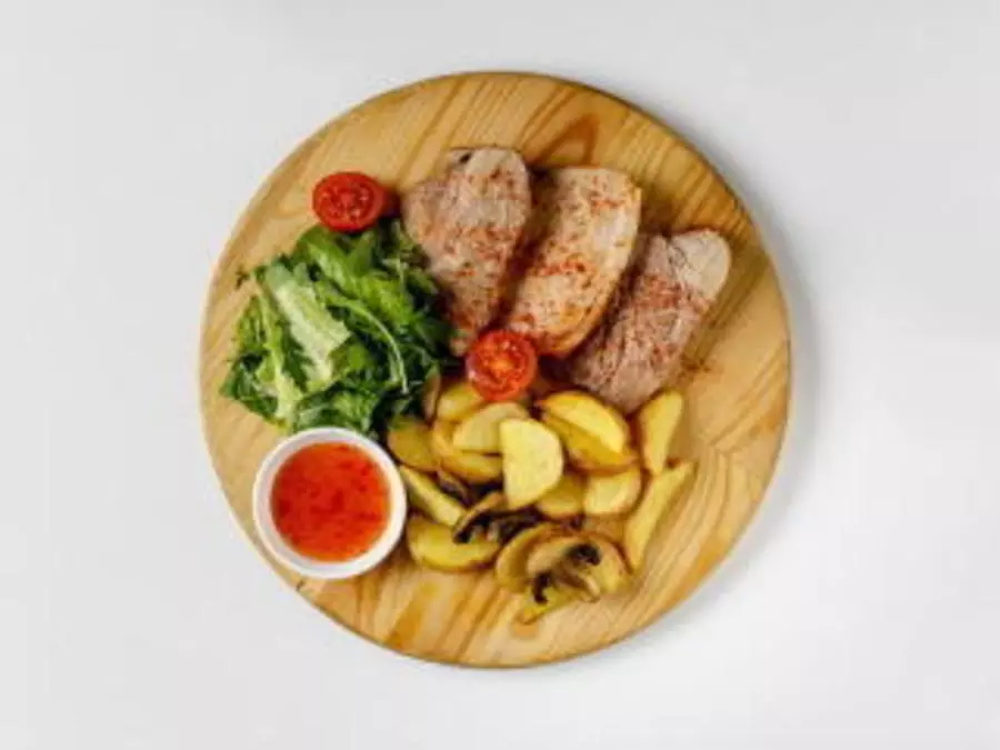 Буженина с картошкой и бруснич соусом