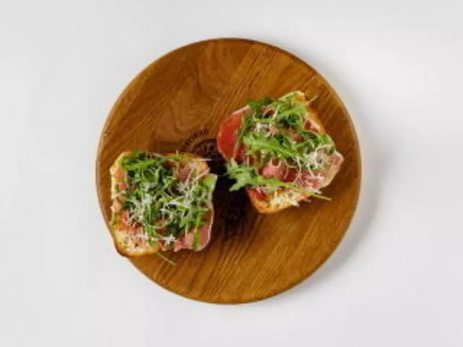 Брускетта с пармой рукколой и пармезаном