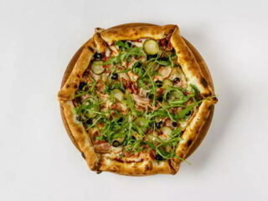 Пицца Фирменная с колбасками в бортике