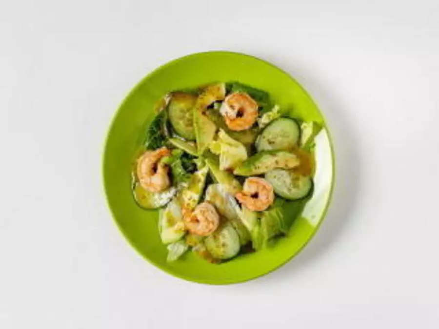 Салат с авокадо, огурцом и креветками