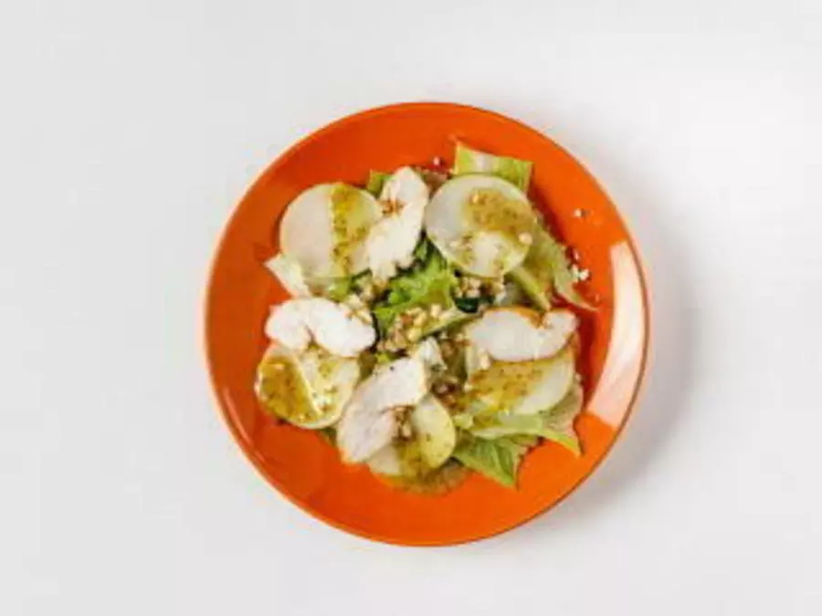 Салат с запеченным цыпленком и грушей