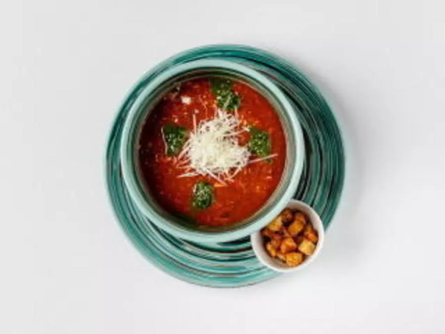 Томатный суп с моцареллой и крутоном