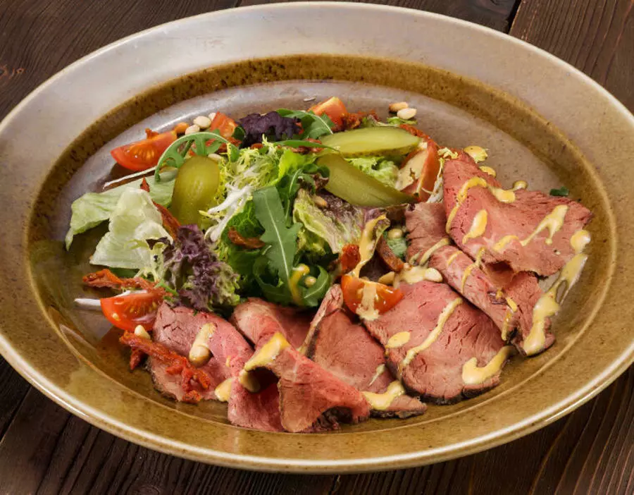 САЛАТ С РОСТБИФОМ