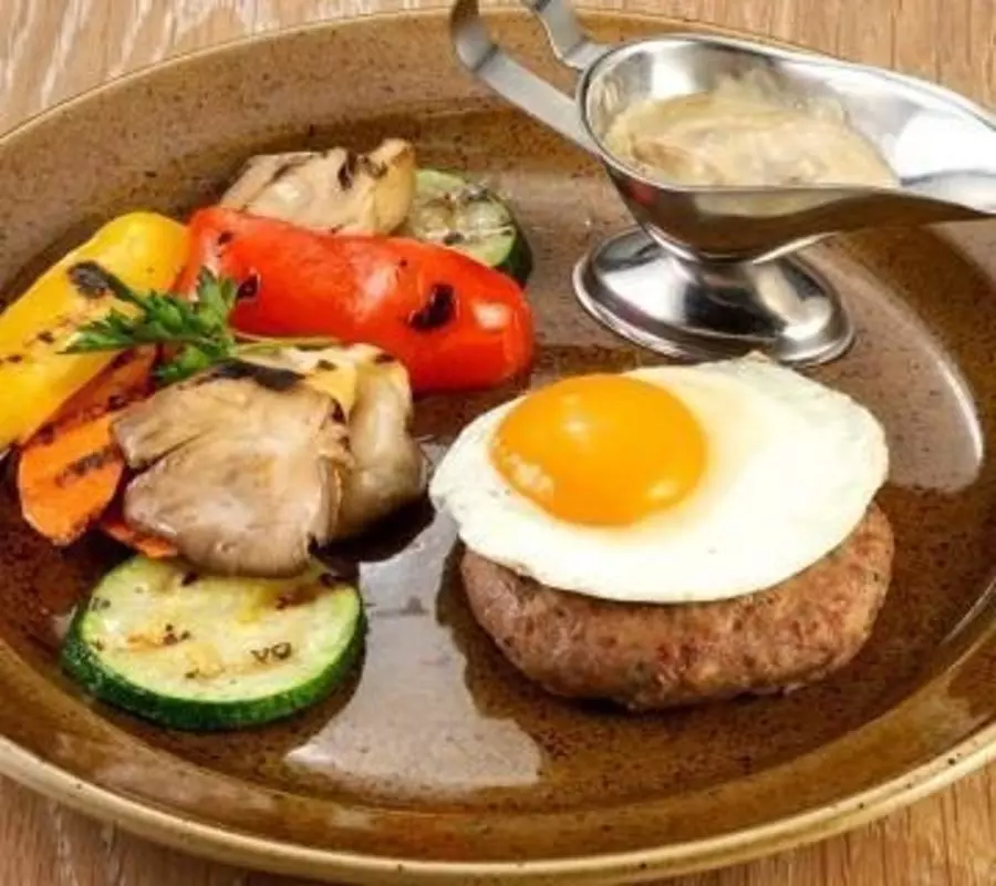 Бифштекс с яйцом 