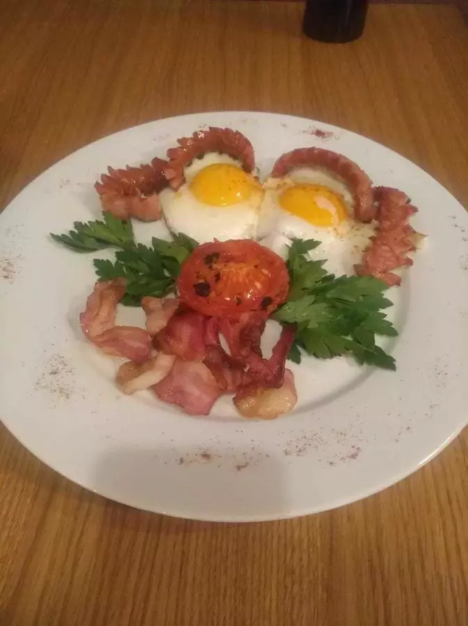 Ирландский завтрак  (яичница из 2 яиц, помидор, бекон, сосиски, зелень)