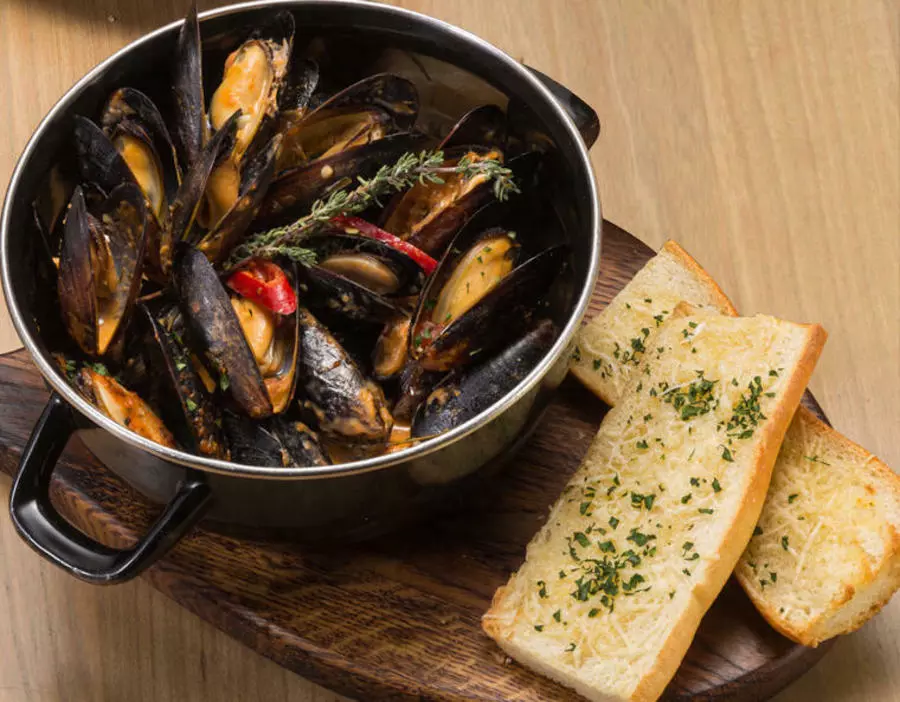 МИДИИ В ТОМАТНОМ СОУСЕ С БАГЕТОМ