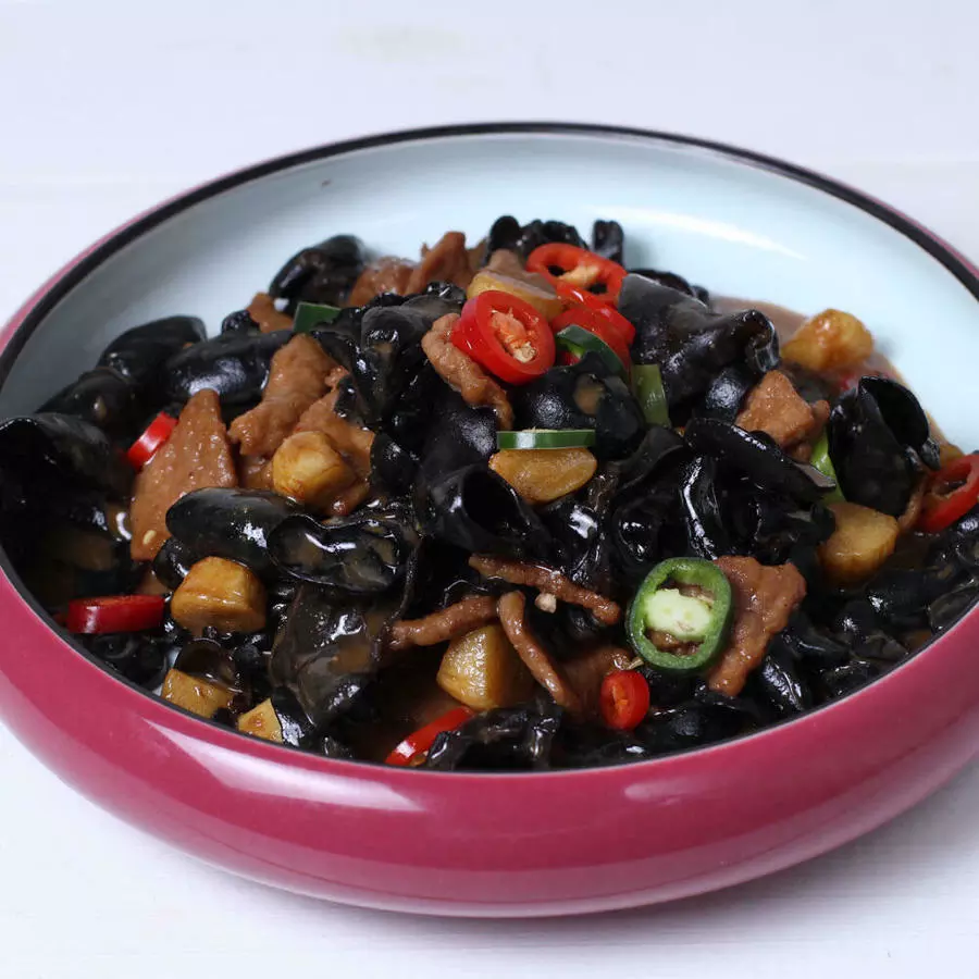 Говядина с грибами муэр  蒜仔牛肉烧木耳
