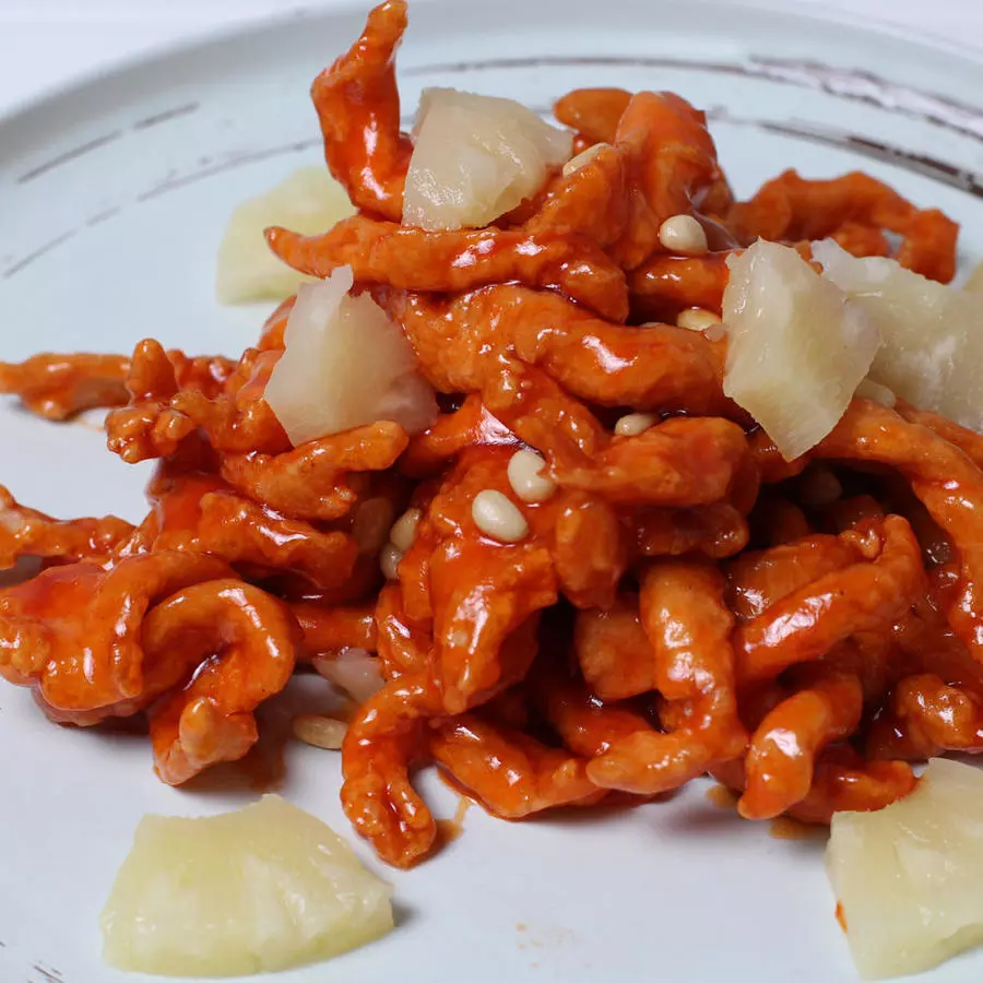 Курица в кисло-сладком соусе с кусочками ананаса 糖醋鸡柳