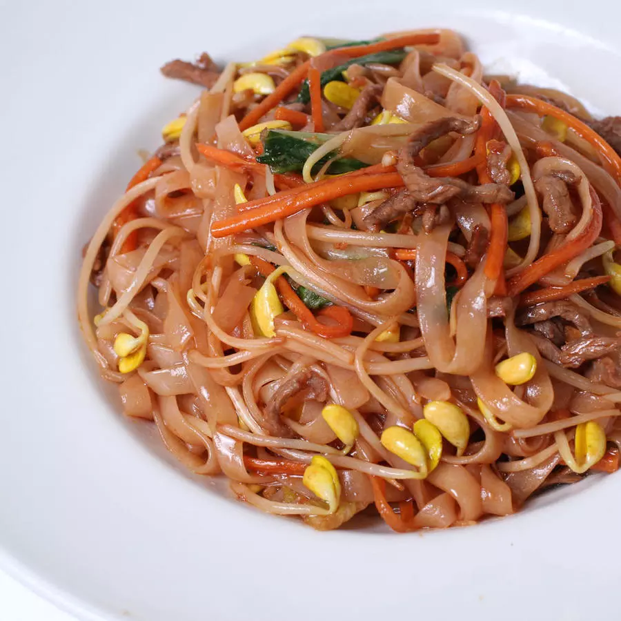 Рисовая лапша с телятиной 牛肉炒河粉