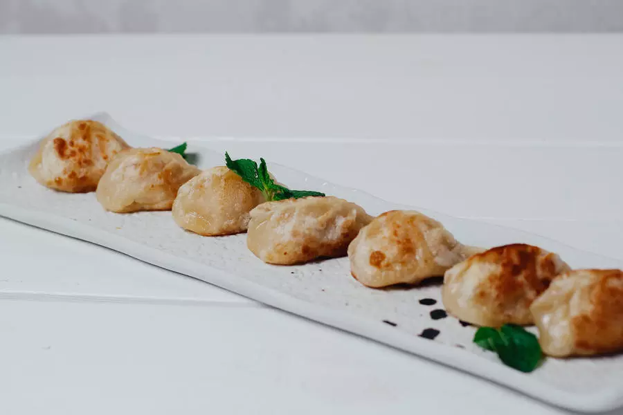 Жареные пельмени с фаршем из креветок 虾肉煎饺