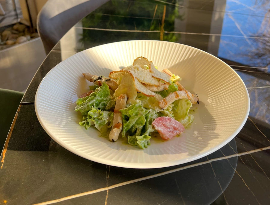 Салат Цезарь с курицей