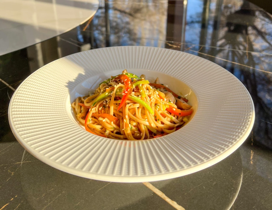 Удон с курицей и овощами