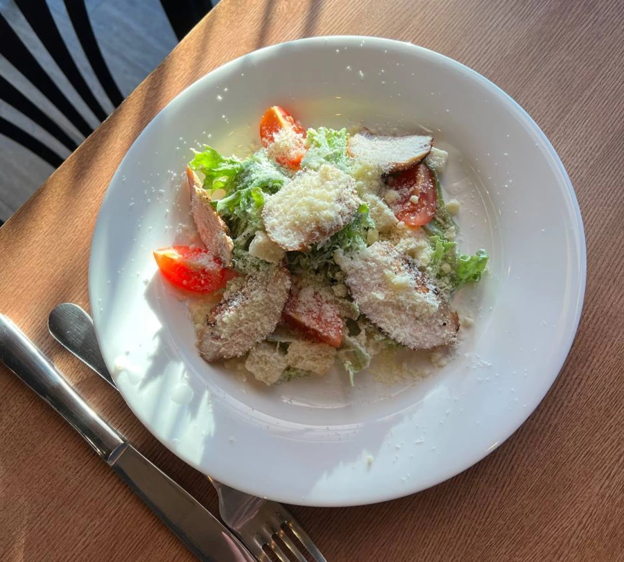 Салат Цезарь с куриным филе