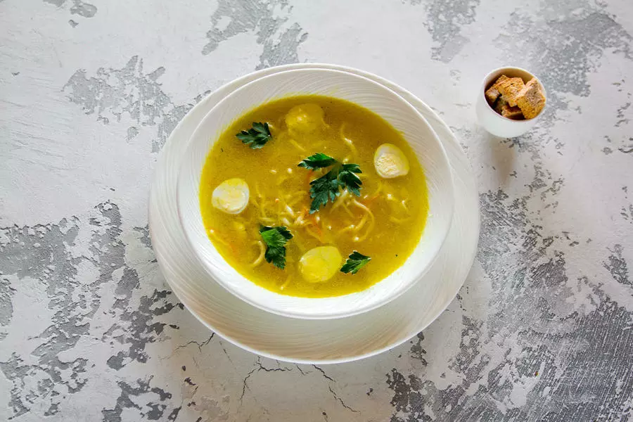 Куринный бульон с гренками