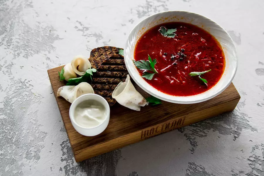 Борщ с чесночными гренками и сметаной
