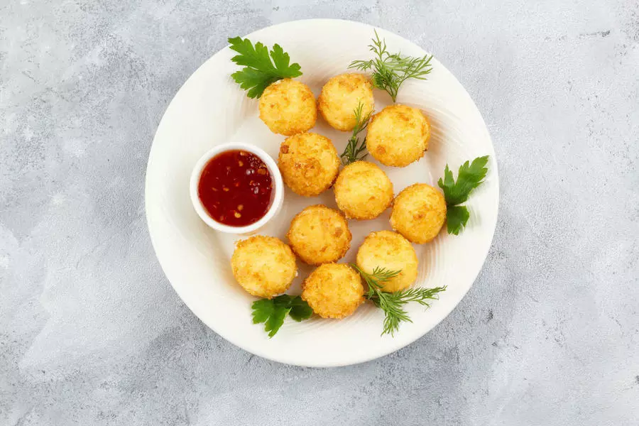 Сырные шарики  с соусом