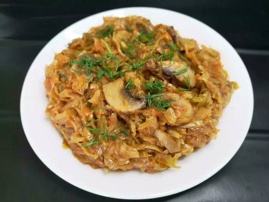 Капуста тушёная с грибами, порция 0,3кг