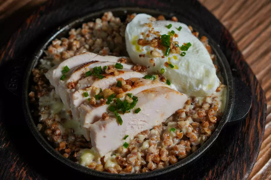 Сливочная гречка с курицей и яйцом пашот 320гр.