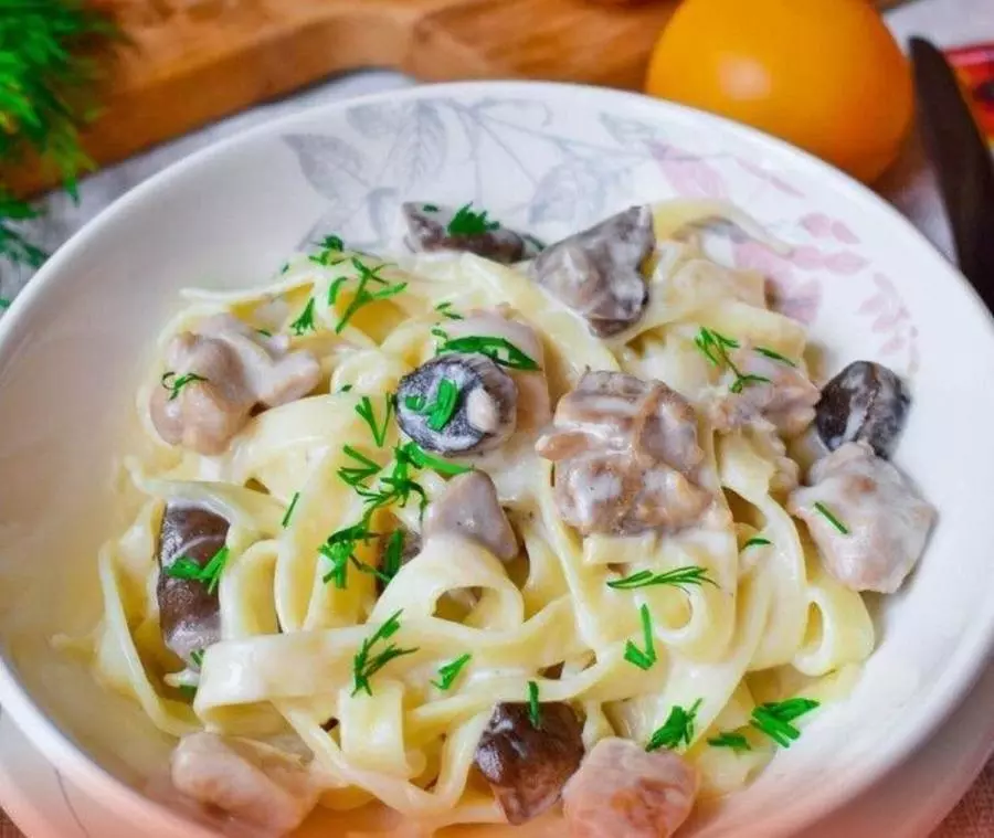 Паста с курицей и грибами в чесночно-сливочном соусе