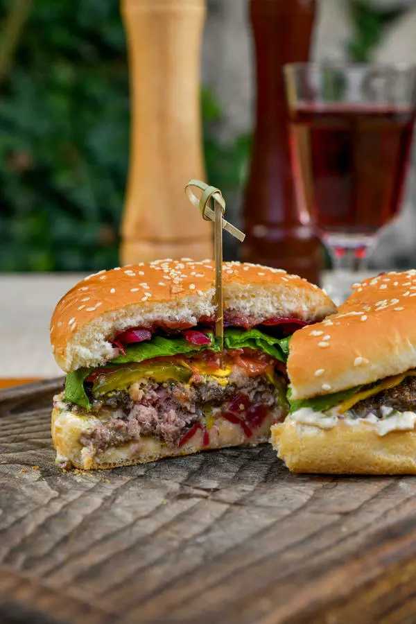 Бургер с мраморной котлетой на гриле