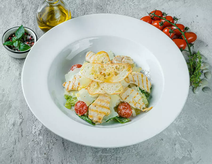 Салат цезарь с курицей
